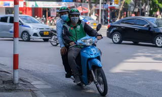 Sinh viên chạy xe ôm công nghệ: Kiếm tiền có dễ?