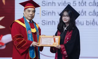 Nữ sinh Nghệ An sở hữu loạt giải thưởng Toán học tốt nghiệp sớm Trường Đại học Ngoại thương 