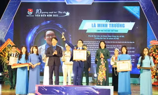 Nghị lực sống, cống hiến và làm những điều phi thường của nam sinh 'khiếm thị' 