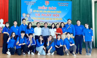 Đoàn viên Đại học Luật Hà Nội tuyên truyền pháp luật tới các cử tri trẻ tuổi