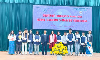 Học viện Phụ nữ Việt Nam tổ chức giáo dục kỹ năng sống, tư vấn tuyển sinh và trao quà tại trường THPT, tỉnh Vĩnh Phúc