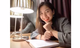 Nữ sinh chia sẻ hành trình tự học tiếng Anh từ 'số âm' đến giành 7 học bổng toàn phần