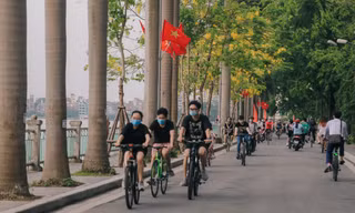 Trào lưu đạp xe Hồ Tây giữa mùa dịch COVID- 19