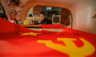 Tiếp nối truyền thống ‘thổi hồn’ cho hàng triệu lá cờ đỏ sao vàng