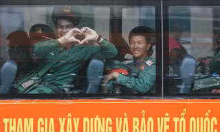 Rợp cờ hoa chào đón các 'chiến sĩ A80' đến Thủ đô 