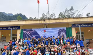 Hành trình 'Nâng bước chân em' của sinh viên Luật đến với trẻ nhỏ vùng cao xứ Tuyên