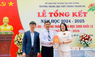 Tác giả, nhà báo Nguyễn Tuấn Anh ký tặng sách học sinh Trường THPT Thanh Hà