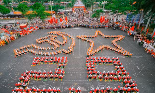 500 đội viên, đoàn viên đồng diễn, xếp hình cờ hoa mừng 'Tết Độc lập' tại Nam Định 