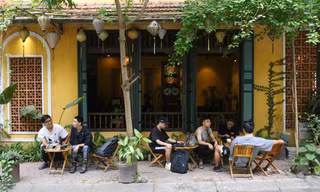 'Đi cà phê' để tận hưởng không khí cuộc sống đang được vận hành trở lại