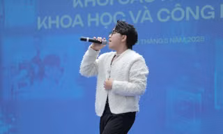 Sĩ tử 'say đắm' giọng ca 'Tình cờ yêu em' tại Ngày hội tuyển sinh khối các ngành Khoa học và Công nghệ