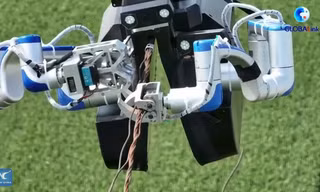 Xem robot leo dây sửa đường điện cao thế ở Trung Quốc