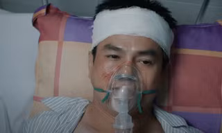 'Mẹ rơm' tập 25: Khoản (Cao Minh Đạt) tỉnh dậy sau khi ngã xuống vực