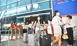 Khách dồn về Đà Nẵng, sân bay, ga tàu ken cứng