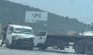 Xe cứu thương va xe đầu kéo ở Thanh Hóa, 3 người thương vong