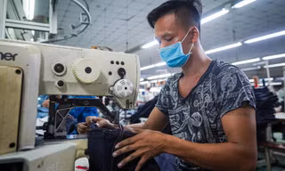 Làm việc trên 12 năm có được hưởng trợ cấp thất nghiệp vượt khung 12 tháng?