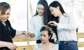 Thí sinh Hoa hậu Việt Nam mang khoảnh khắc hạnh phúc đến bà mẹ đơn thân 