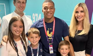 Cả nhà Ivanka Trump chụp ảnh cùng Mbappe