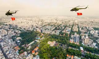 Cờ Tổ quốc tung bay trên nóc Dinh Độc Lập