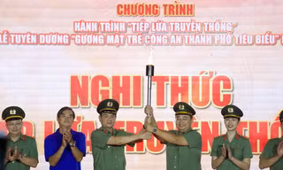 Công an TPHCM tiếp lửa truyền thống và tuyên dương Gương mặt trẻ CATP tiêu biểu