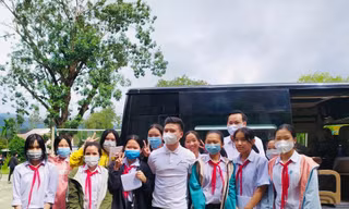 Cầu thủ Quang Hải mang Tết yêu thương đến với trẻ em nghèo