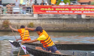 Sôi nổi đua xuồng ba lá ở Long An