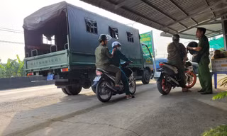 Cảnh sát chốt chặn nhiều tuyến đường, truy bắt nghi can giết người cướp của ở TPHCM 