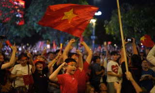 Khoảnh khắc người dân vỡ òa khi Việt Nam vô địch