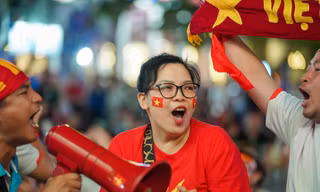 Chị em quẩy tưng cổ vũ đội tuyển bóng đá nữ Việt Nam