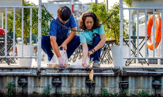 Người dân đi thả cá đưa ông Táo về trời