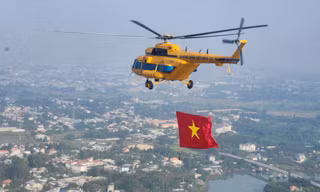 Trực thăng tập luyện kéo cờ Tổ quốc, cờ Đảng chào mừng 50 năm ngày thống nhất