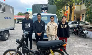 Hai cặp vợ chồng rủ nhau đi trộm xe máy lúc nửa đêm