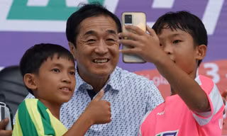 Trợ lý Lee Young-jin truyền lửa cho lứa U11-U13 tranh tài cúp thiếu niên nhi đồng 