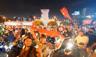 Người hâm mộ TPHCM nhuộm đỏ chợ Bến Thành, đường phố trung tâm