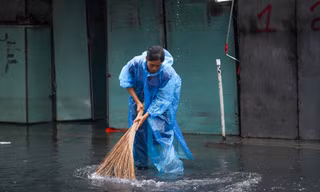 Người dân xung quanh chợ Thủ Đức lại vất vả vì ngập nặng