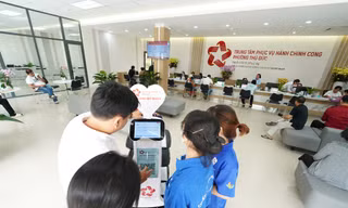 Đến phường, được robot mời nước, kẹo và đưa đi làm thủ tục