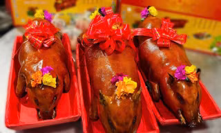 Mua heo quay nguyên con dâng cúng Thần tài