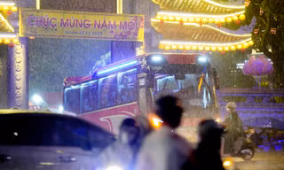 Mưa lớn bất ngờ ở TPHCM