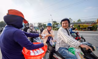 Những món quà ấm lòng người dân quay lại TPHCM mưu sinh