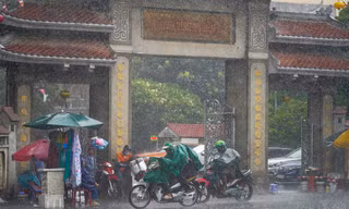 Mưa trắng trời ở TPHCM, nhiều người không kịp trở tay