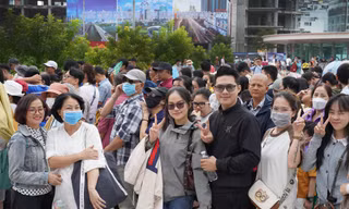 Hàng ngàn người xếp hàng từ sáng sớm để đi metro số 1 ngày đầu vận hành