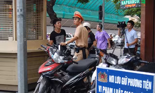 Lực lượng CSGT đội 1 - CATP Hà Nội xử phạt các trường hợp vi phạm giao thông ngày 10-11 tại khu vực ngã tư Phố Huế - Hàng Khay