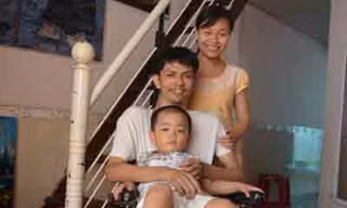 Chuyện tình nữ sinh trường y với chàng trai liệt tứ chi