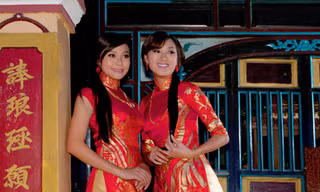 Trâm Anh, Hồng Châu e ấp áo dài