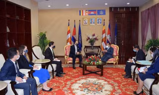 Phó Thủ tướng Campuchia Hor Namhong trong cuộc tiếp Đại sứ Úc ngày 1/10. (Ảnh: Phnom Penh Post)