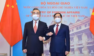 Bộ trưởng Ngoại giao Bùi Thanh Sơn và Bộ trưởng Ngoại giao Trung Quốc Vương Nghị. (Ảnh: Mofa)