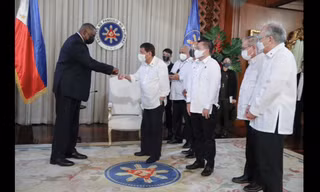 Bộ trưởng Quốc phòng Mỹ Lloyd Austin trong cuộc tiếp kiến Tổng thống Philipines Rodrigo Duterte ngày 29/7. (Ảnh: Reuters)
