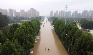 Một tuyến đường ngập nước ở tỉnh Hà Nam hôm 23/7. (Ảnh: Reuters)
