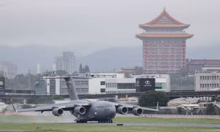 Chiếc máy bay vận tải quân sự C-17 Globemaster III hạ cánh xuống Đài Loan ngày 6/6. (Ảnh: Reuters)