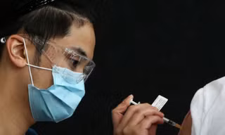 Các chuyên gia nói rằng tiêm vắc-xin vẫn là cách hữu hiệu nhất để đối phó với tình trạng virus corona liên tục biến đổi