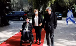 Bộ trưởng Năng lượng Israel Karine Elharrar ngồi xe lăn. (Ảnh: Reuters)
